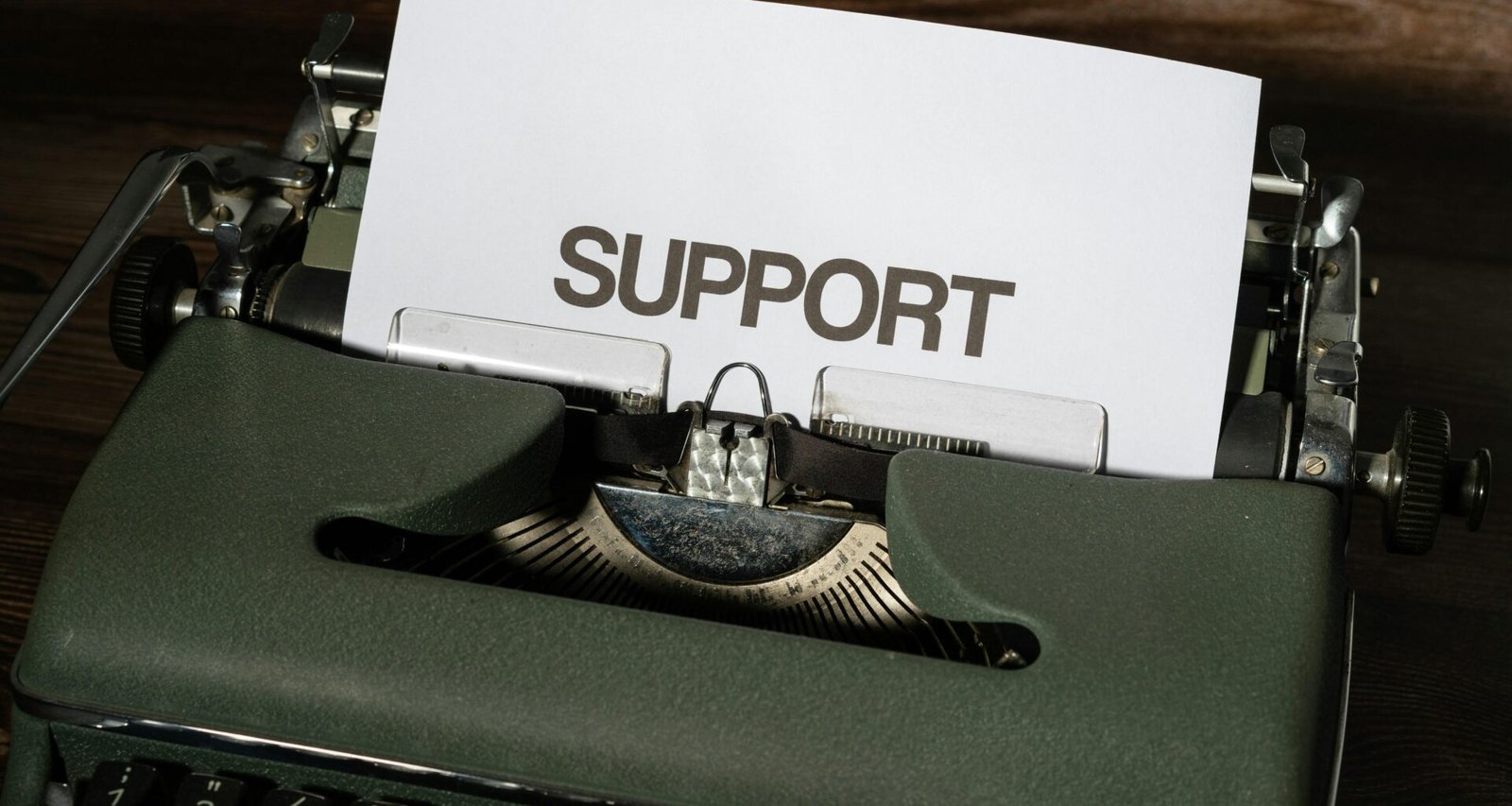 Nahaufnahme einer alten Schreibmaschine mit eingespanntem Blatt Papier, Fokus auf die Tasten und Walze.