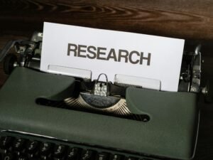 Nahaufnahme einer Schreibmaschine mit eingelegtem Papier, passend zum Thema Schreiben und Texttechnologien.