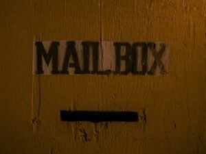 Eine Nahaufnahme einer Tür, auf der ein einzelner Sticker klebt. Das Bild fokussiert auf die Textur und Details der Türfläche.