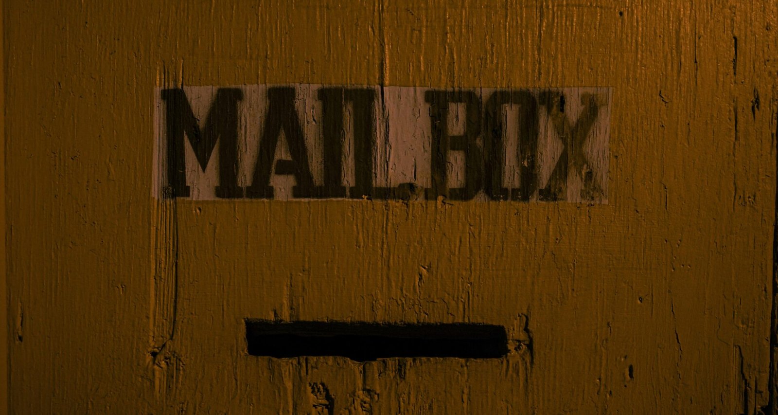 Nahaufnahme einer Tür mit einem Sticker, die das Zusammenspiel von Materialität und urbanem Design zeigt.