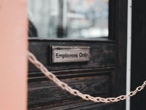 Nahaufnahme einer verschlossenen Tür mit einer Metallkette als Sicherung, fotografiert von Erik Mclean