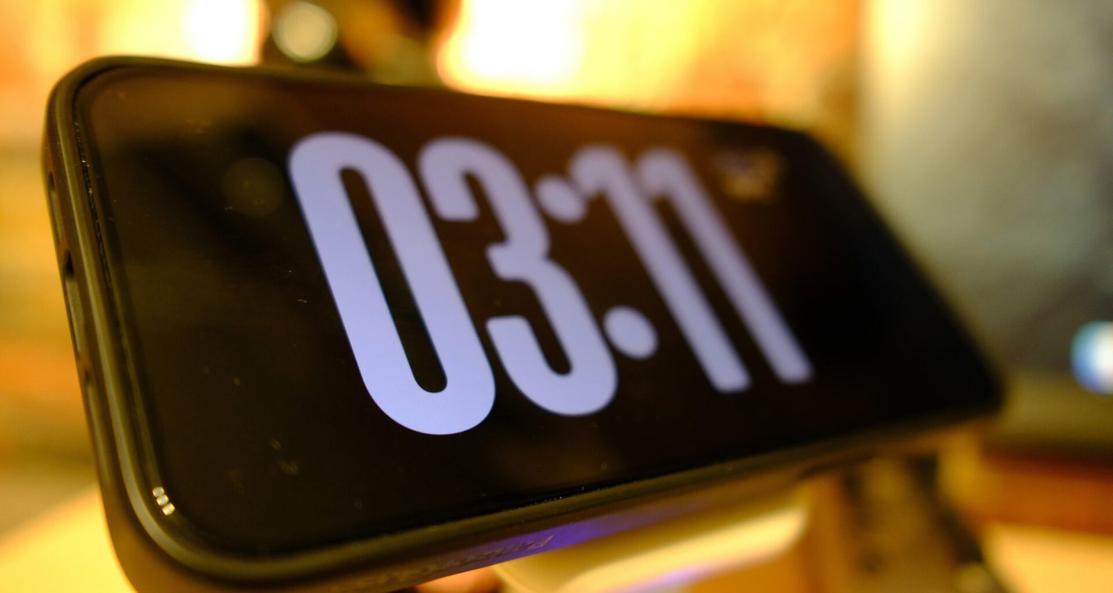 Nahaufnahme einer analogen Uhr auf einem Holztisch, ideales Symbol für Zeit und Organisation