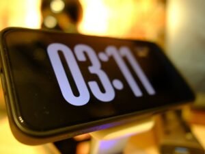 Nahaufnahme einer analogen Uhr auf einem Holztisch, ideales Symbol für Zeit und Organisation