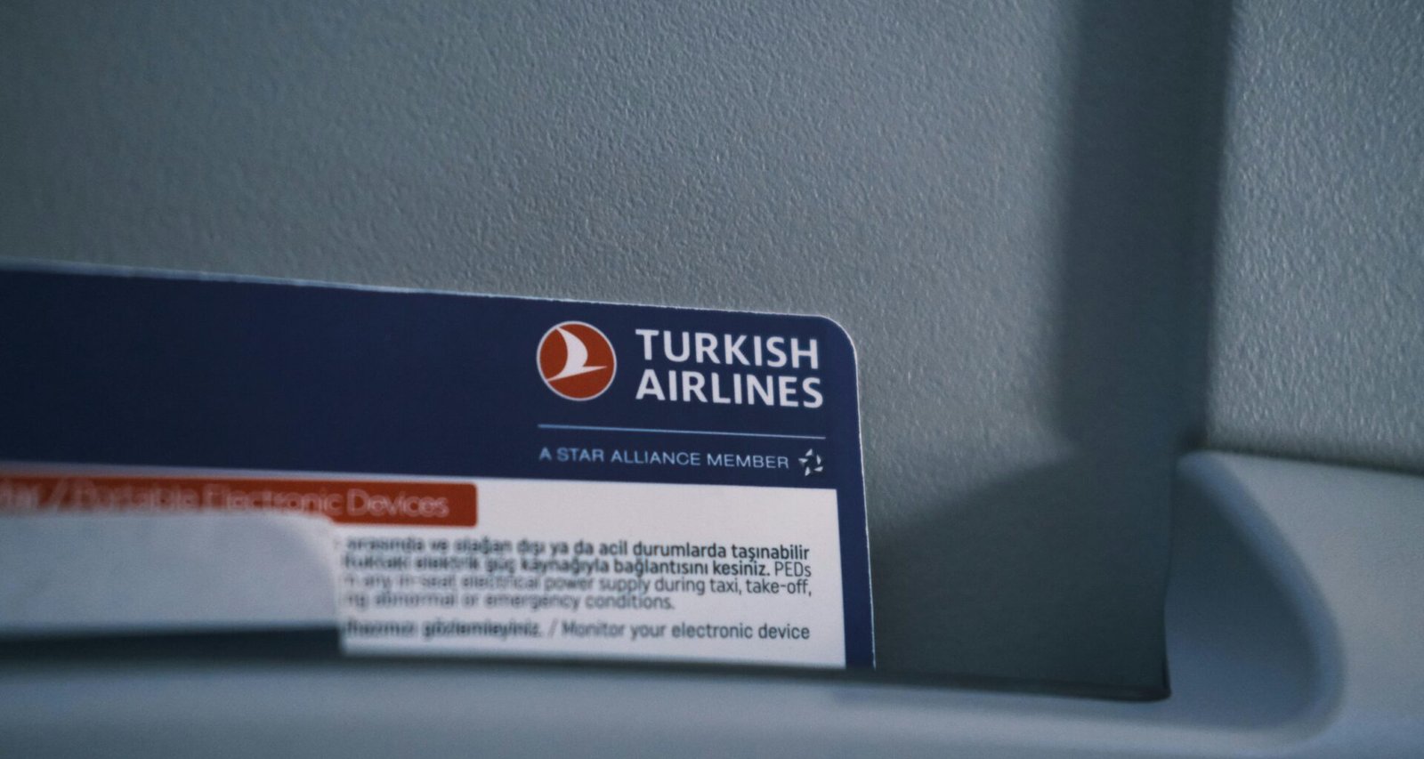 Nahaufnahme einer Visitenkarte, die auf einem weißen Toilettendeckel liegt – moderne Geschäftsfotografie