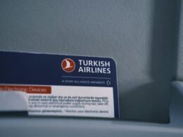 Nahaufnahme einer Visitenkarte, die auf einem weißen Toilettendeckel liegt – moderne Geschäftsfotografie