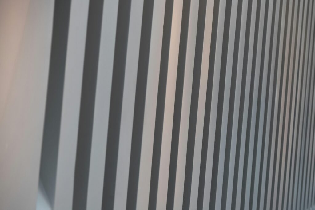 Nahaufnahme einer strukturierten Wand mit markanten vertikalen Linien, geeignet für Themen zu Architektur und Design