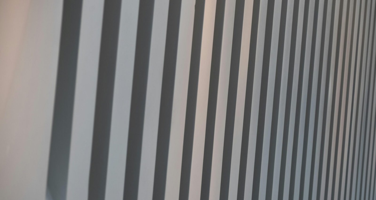 Nahaufnahme einer strukturierten Wand mit markanten vertikalen Linien, geeignet für Themen zu Architektur und Design