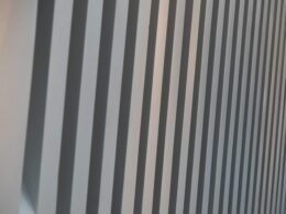 Nahaufnahme einer strukturierten Wand mit markanten vertikalen Linien, geeignet für Themen zu Architektur und Design