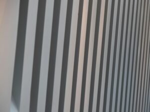 Nahaufnahme einer strukturierten Wand mit markanten vertikalen Linien, geeignet für Themen zu Architektur und Design