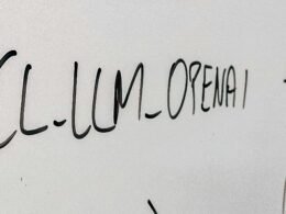 Nahaufnahme einer weißen Wand mit handgeschriebenen Schriftzügen, fotografiert von Bernd Dittrich