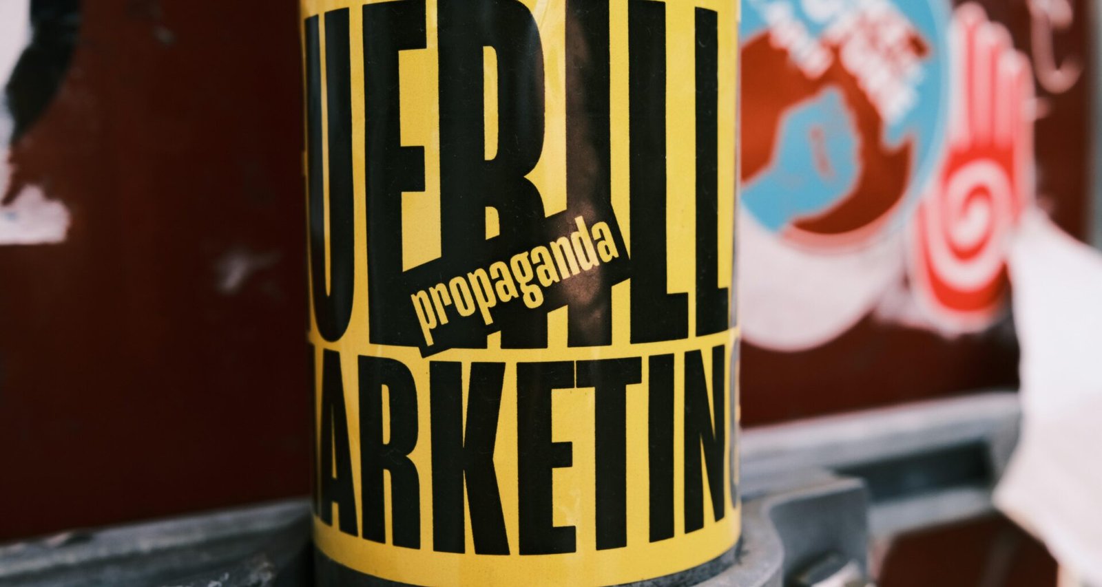 Nahaufnahme eines Stickers, der auf einen metallischen Pfahl geklebt wurde, geeignet für moderne Stadt- und Marketingbeiträge