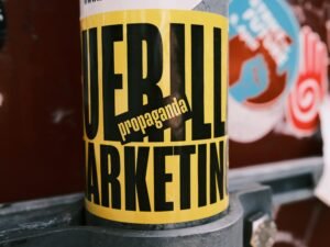 Nahaufnahme eines Stickers, der auf einen metallischen Pfahl geklebt wurde, geeignet für moderne Stadt- und Marketingbeiträge