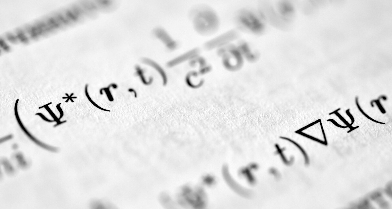 Detailansicht eines Papiers mit handschriftlichen Notizen, geeignet für Artikel zu Organisation und Ideenfindung