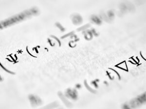 Detailaufnahme eines Blattes mit handschriftlicher Notiz, die einzelne Wörter und Linien zeigt, geeignet für Themen rund um Arbeit oder Planung