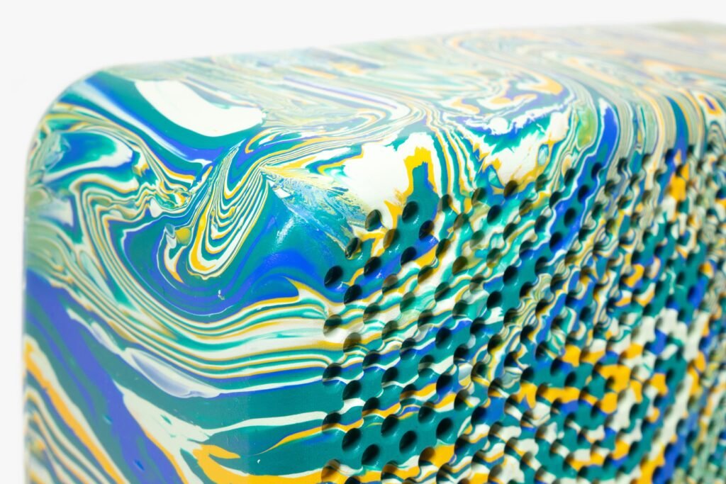 Detailreiche Nahaufnahme eines abstrakten Objekts in Blau und Gelb, geeignet für Technik-, Design- oder Marketingthemen