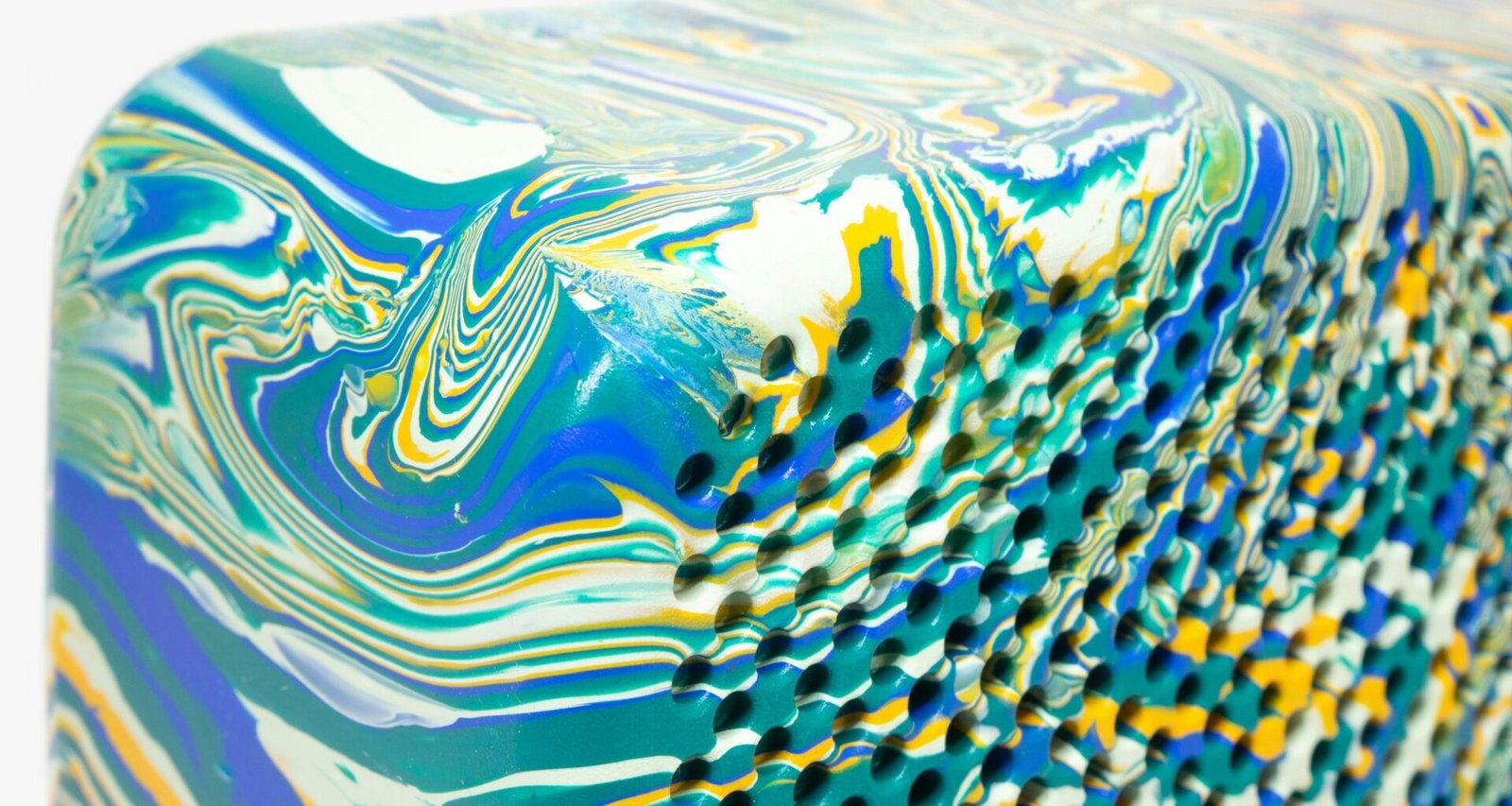 Detailreiche Nahaufnahme eines abstrakten Objekts in Blau und Gelb, geeignet für Technik-, Design- oder Marketingthemen