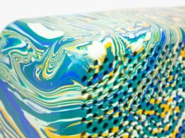 Detailreiche Nahaufnahme eines abstrakten Objekts in Blau und Gelb, geeignet für Technik-, Design- oder Marketingthemen