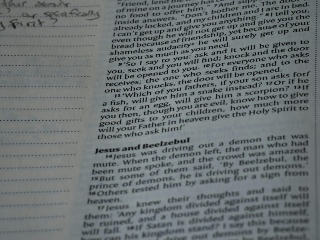 Nahaufnahme eines aufgeschlagenen Buches mit gut lesbarer Handschrift auf den Seiten