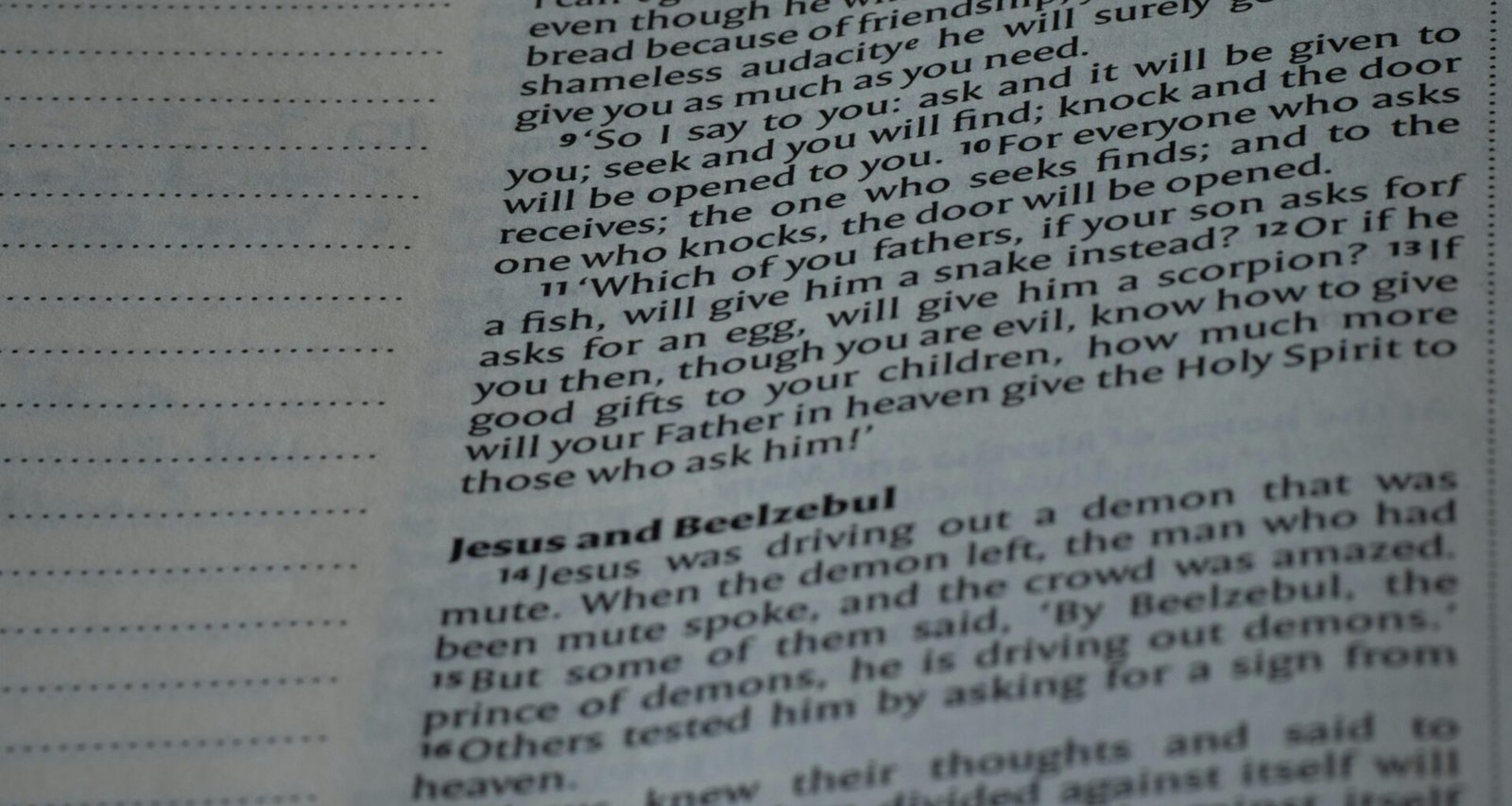 Nahaufnahme eines aufgeschlagenen Buches mit gut lesbarer Handschrift auf den Seiten