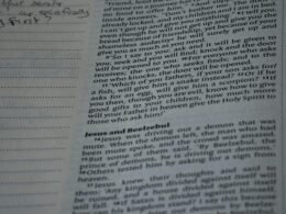 Nahaufnahme eines aufgeschlagenen Buches mit gut lesbarer Handschrift auf den Seiten