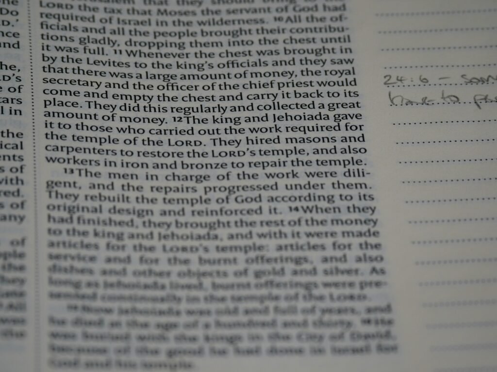 Nahaufnahme eines aufgeschlagenen Buchs mit handschriftlichen Notizen, ideal für Beiträge zu Bildung oder Wissensmanagement