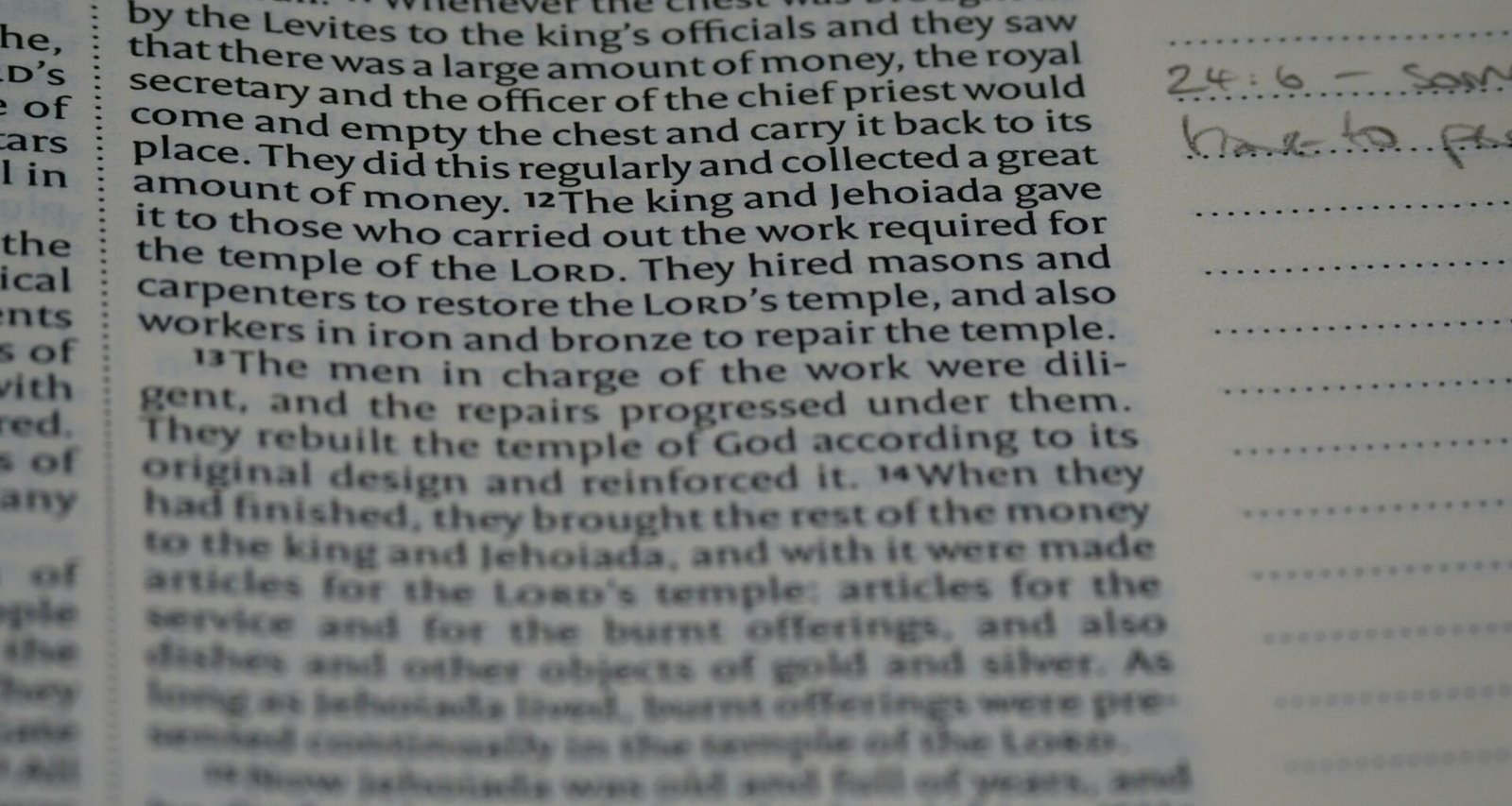 Nahaufnahme eines aufgeschlagenen Buchs mit handschriftlichen Notizen, ideal für Beiträge zu Bildung oder Wissensmanagement