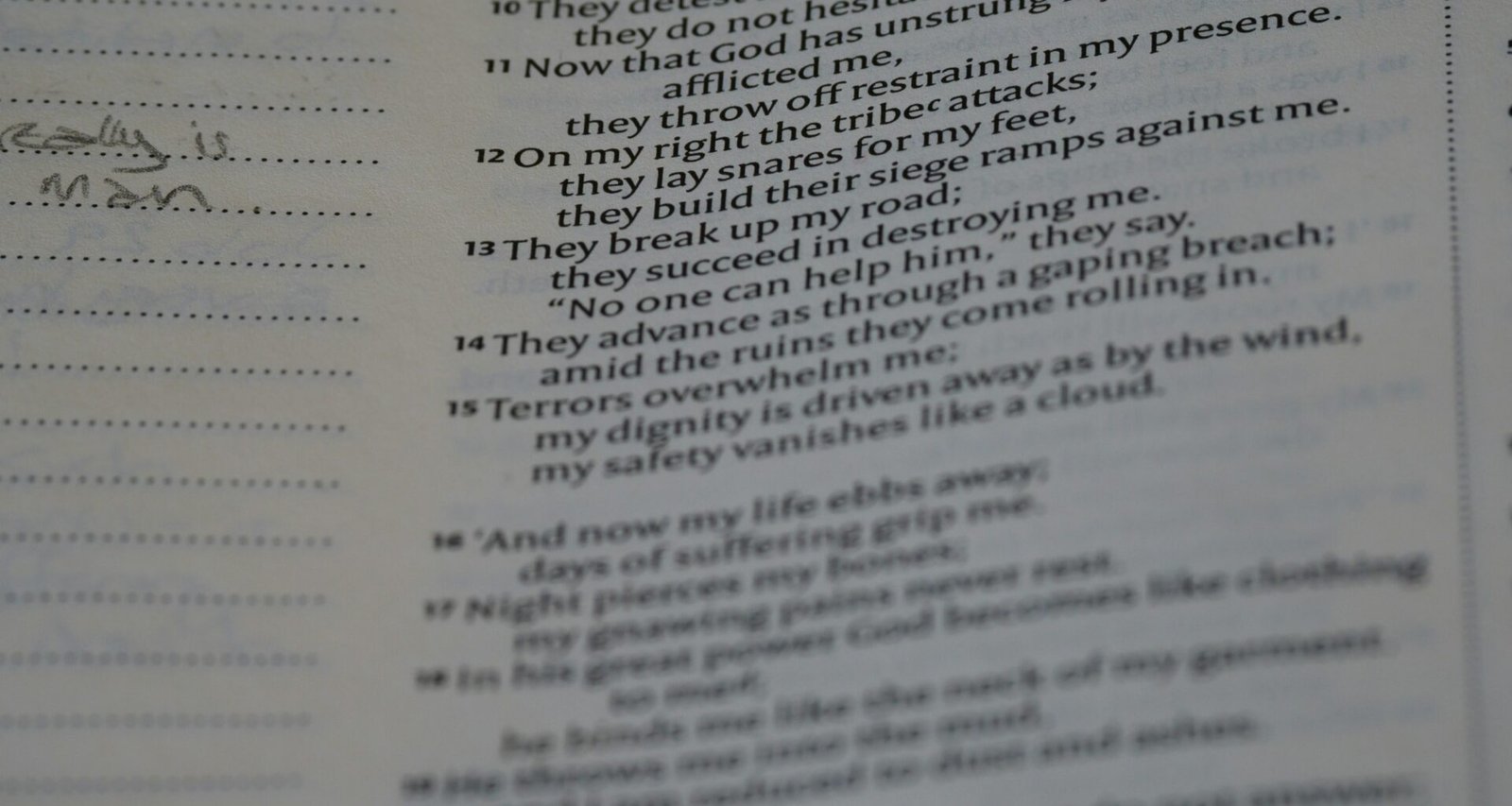 Detailansicht eines offenen Buches mit handschriftlichen Notizen und Fokus auf die Seitenränder