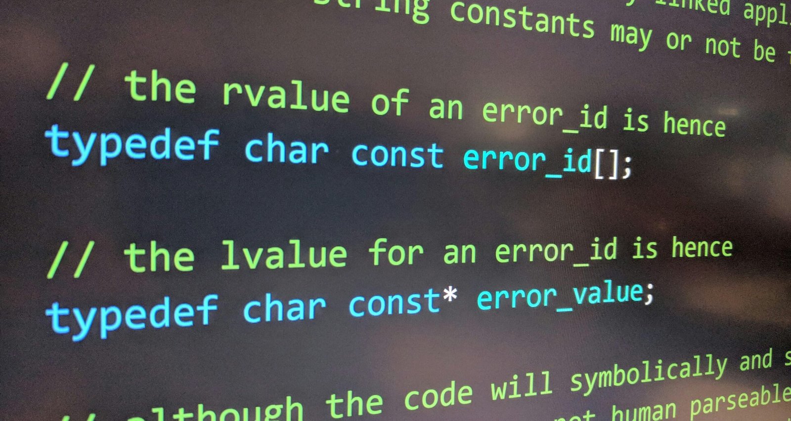 Großaufnahme eines Computerbildschirms mit sichtbarem Programmiercode, ideal für Artikel über Webentwicklung oder Coding.