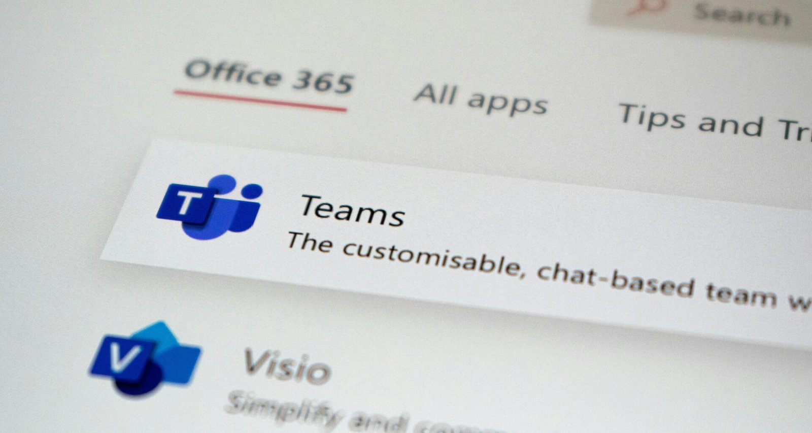 Nahaufnahme eines Computerbildschirms, bedeckt mit bunten Stickern, die verschiedene Designs und Symbole zeigen.