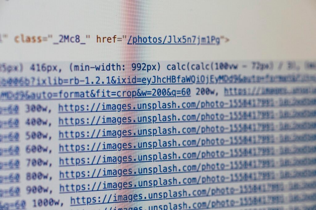 Nahaufnahme eines Computerbildschirms mit klar lesbaren Textzeilen und Code, passend zu Technik- oder SEO-Themen.