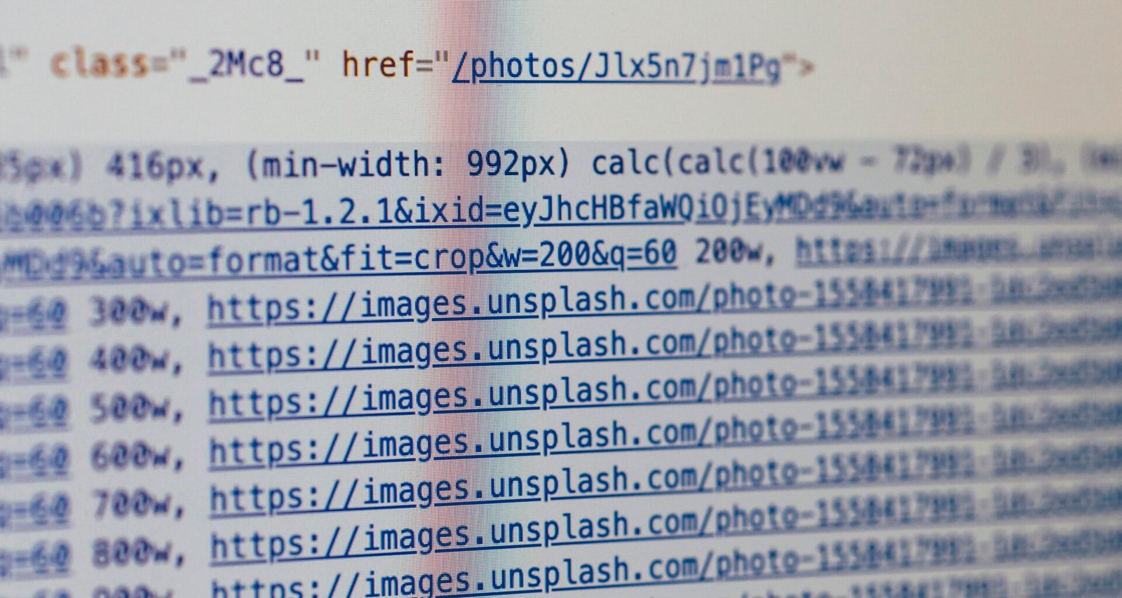 Nahaufnahme eines Computerbildschirms mit klar lesbaren Textzeilen und Code, passend zu Technik- oder SEO-Themen.