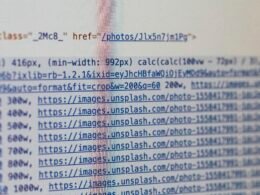 Nahaufnahme eines Computerbildschirms mit klar lesbaren Textzeilen und Code, passend zu Technik- oder SEO-Themen.