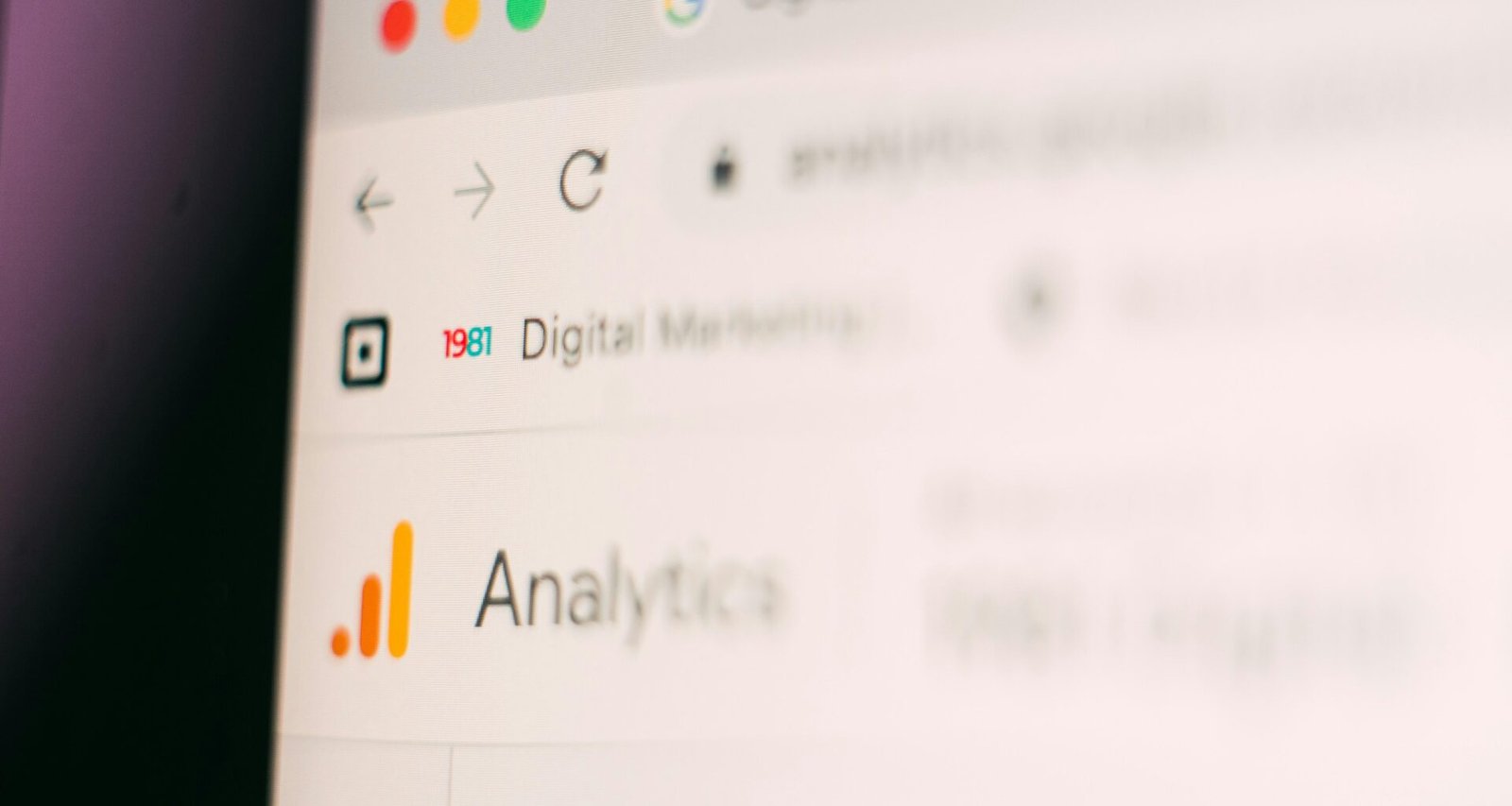 Detailaufnahme eines Computerbildschirms mit unscharfem Hintergrund, passend für Themen zu Technologie und digitalem Arbeiten.