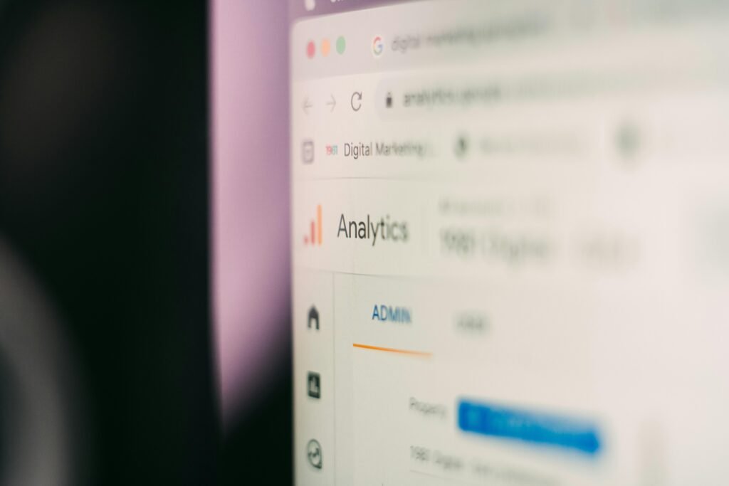 Detailansicht eines Computerbildschirms vor verschwommenem Hintergrund, geeignet für Artikel zu Technologie oder Online-Marketing