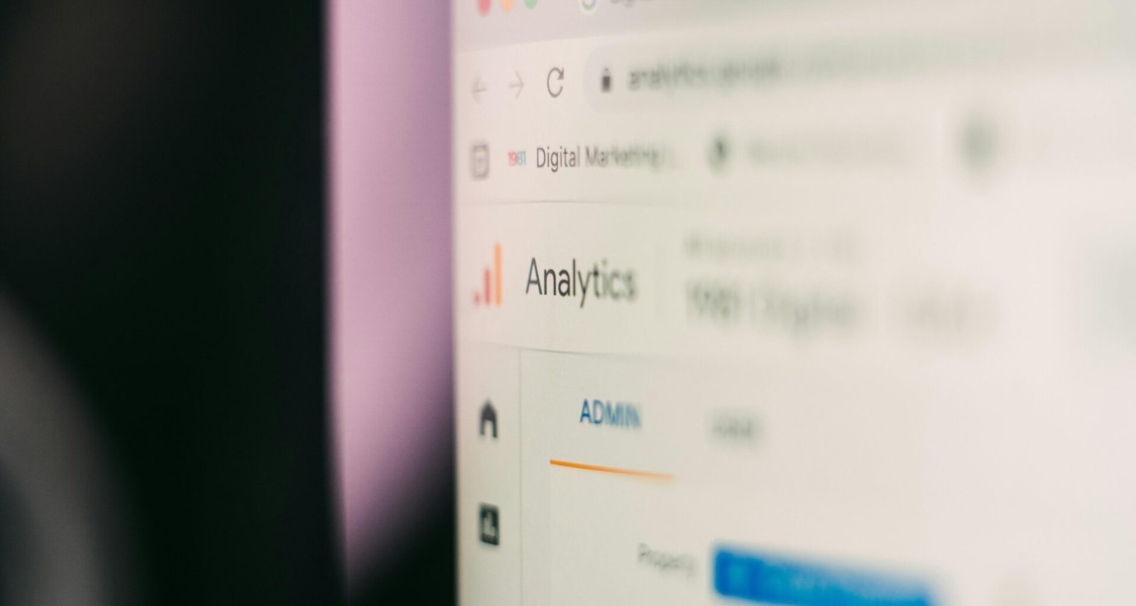 Nahaufnahme eines Computerbildschirms mit unscharfem Hintergrund, ideal zur Darstellung moderner Arbeitsumgebungen im digitalen Bereich.