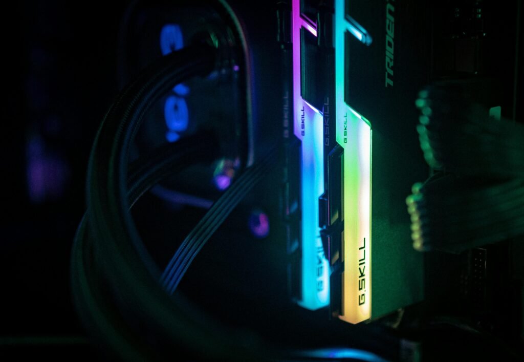 Nahaufnahme von Computerkomponenten und Kabeln in einem dunklen Raum, Fokus auf die technische Ausstattung