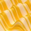Detailaufnahme eines gewellten Stoffes in Gelb und Weiß mit klar erkennbarer Struktur, Fokus auf Materialtextur.