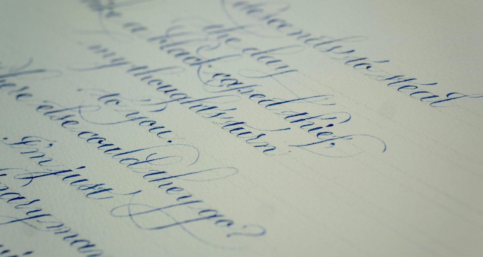 Nahaufnahme eines handgeschriebenen Briefes mit deutlich sichtbaren Zeilen und Handschrift auf weißem Blatt Papier.