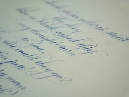 Nahaufnahme eines handgeschriebenen Briefes mit deutlich sichtbaren Zeilen und Handschrift auf weißem Blatt Papier.