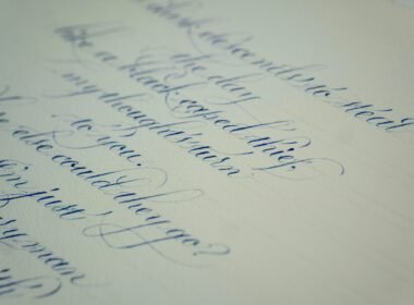 Nahaufnahme eines handgeschriebenen Briefes mit deutlich sichtbaren Zeilen und Handschrift auf weißem Blatt Papier.