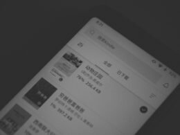 Detailansicht eines Smartphone-Bildschirms mit klar erkennbaren App-Symbolen und Benachrichtigungen