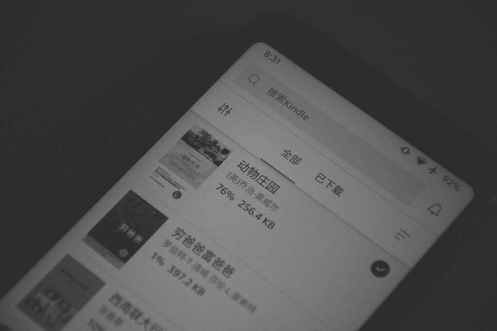 Nahaufnahme eines eingeschalteten Smartphone-Displays mit sichtbaren App-Symbolen und klarer Bildschirmstruktur
