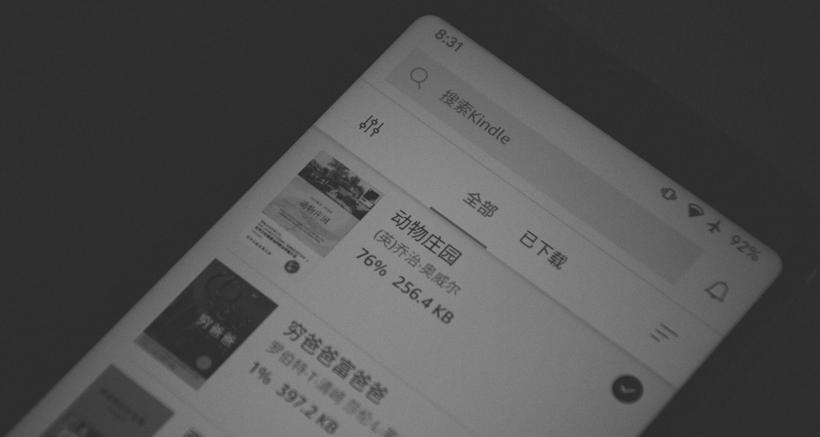 Nahaufnahme eines eingeschalteten Smartphone-Displays mit sichtbaren App-Symbolen und klarer Bildschirmstruktur
