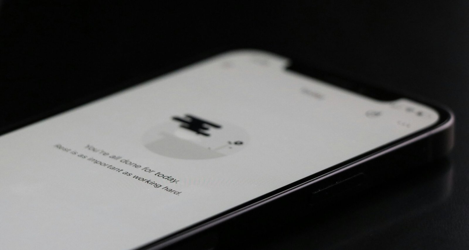 Nahaufnahme eines Smartphones, das auf einem Tisch liegt – Symbol für den modernen Einsatz mobiler Technologie im Alltag.