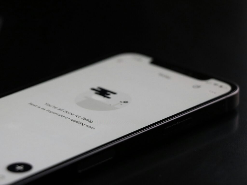 Nahaufnahme eines modernen Smartphones auf einem Tisch mit sichtbarem Display und Gehäuserand