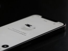 Nahaufnahme eines modernen Smartphones auf einem Tisch mit sichtbarem Display und Gehäuserand