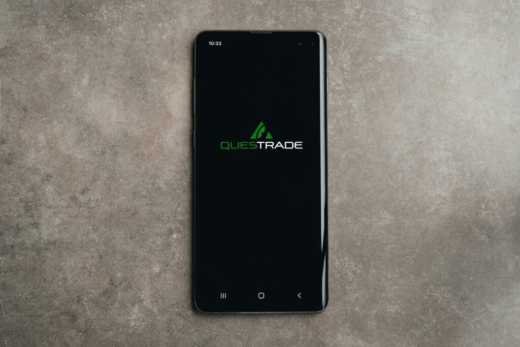 Detailansicht eines Smartphones, das auf einem Holztisch liegt, Technologie und mobile Kommunikation im Fokus