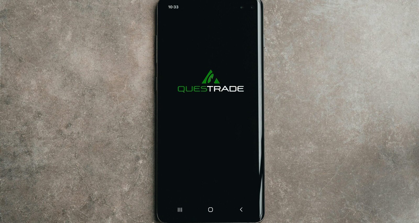 Detailansicht eines Smartphones, das auf einem Holztisch liegt, Technologie und mobile Kommunikation im Fokus