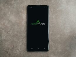 Detailansicht eines Smartphones, das auf einem Holztisch liegt, Technologie und mobile Kommunikation im Fokus