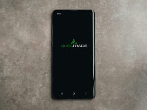 Detailansicht eines Smartphones, das auf einem Holztisch liegt, Technologie und mobile Kommunikation im Fokus